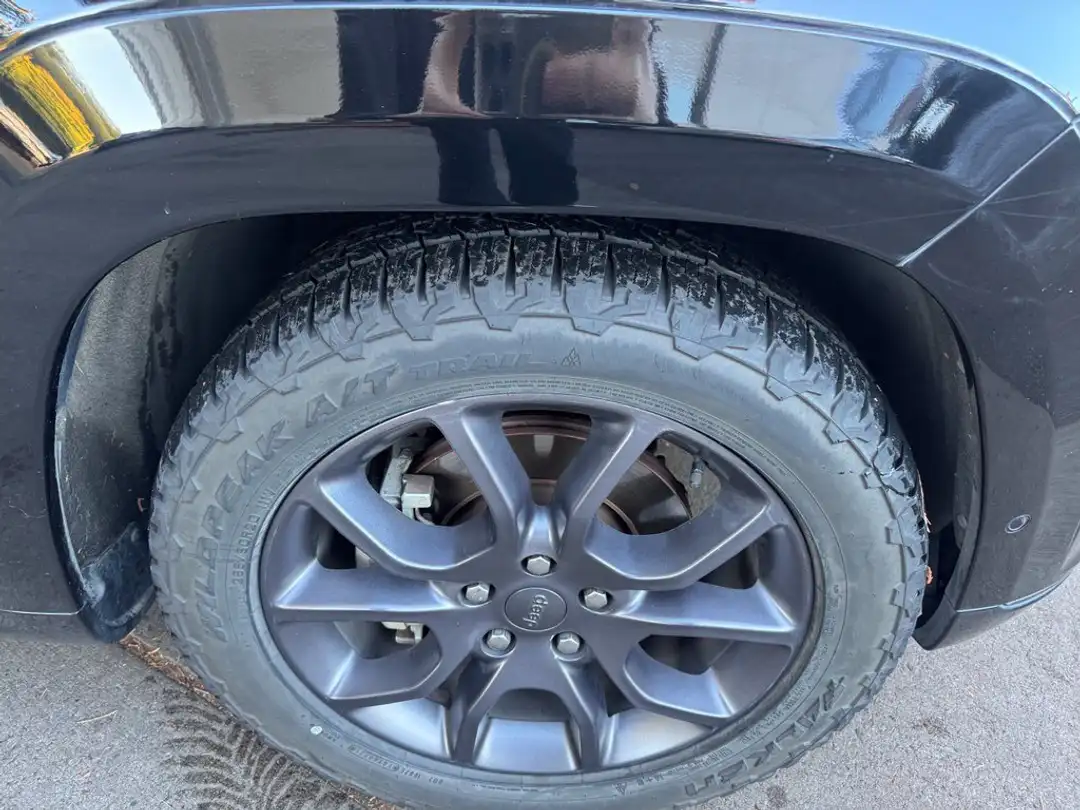 2021 Jeep Grand Cherokee Overland - Image 3