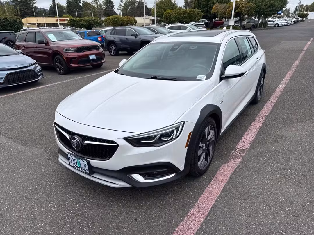 2018 Buick Regal Tourx Essence - Image 3