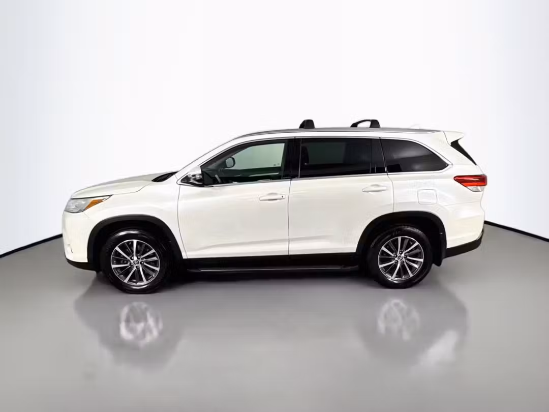 2019 Toyota Highlander XLE - Image 2