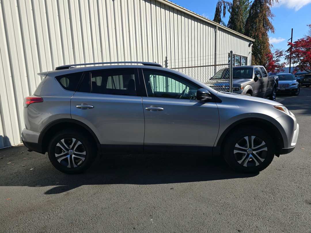 2018 Toyota Rav4 LE - Image 3