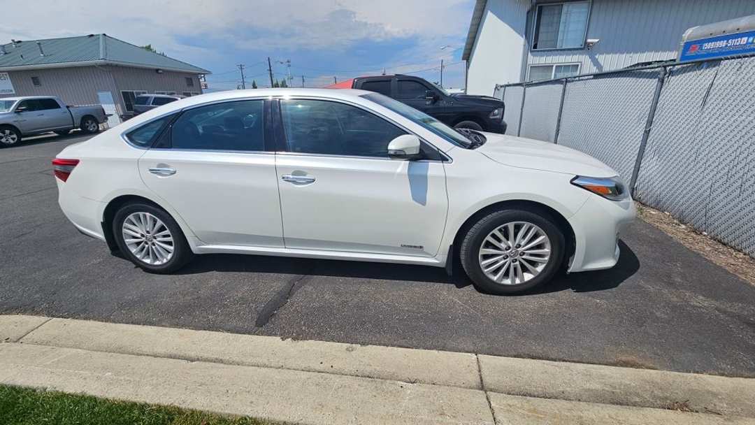 2014 Toyota Avalon Hybrid XLE Touring - Image 2