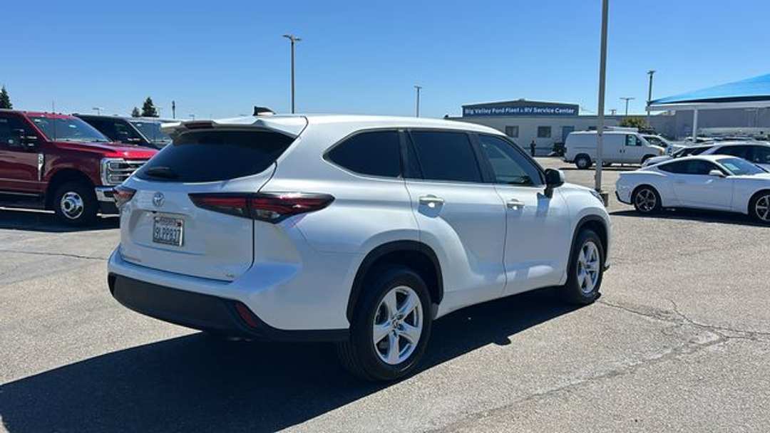 2024 Toyota Highlander LE - Image 3