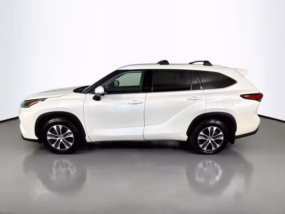2021 Toyota Highlander XLE - Image 2