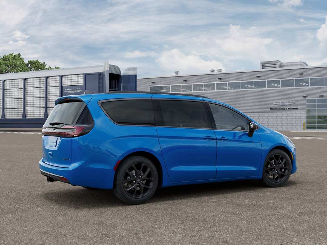 2027 Chrysler Pacifica Limited - Image 2