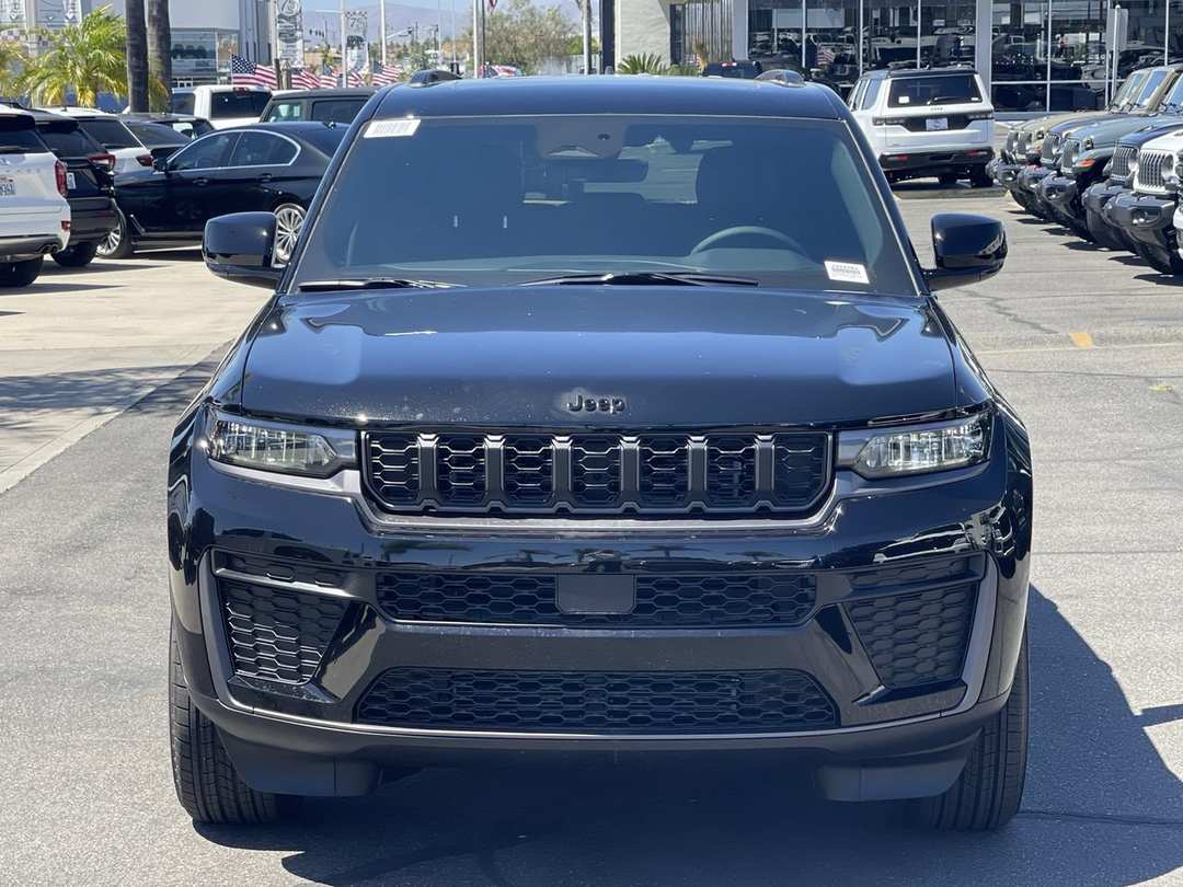 2026 Jeep Grand Cherokee Laredo Altitude - Image 2