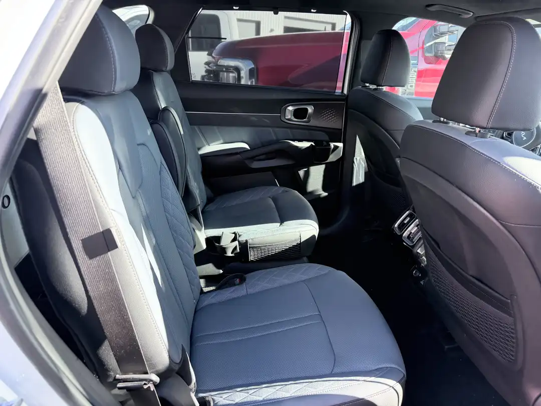 2025 Kia Sorento Hybrid SX Prestige - Image 3