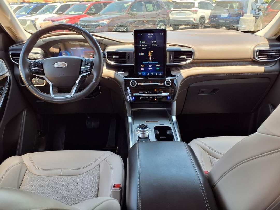 2022 Ford Explorer Platinum - Image 2
