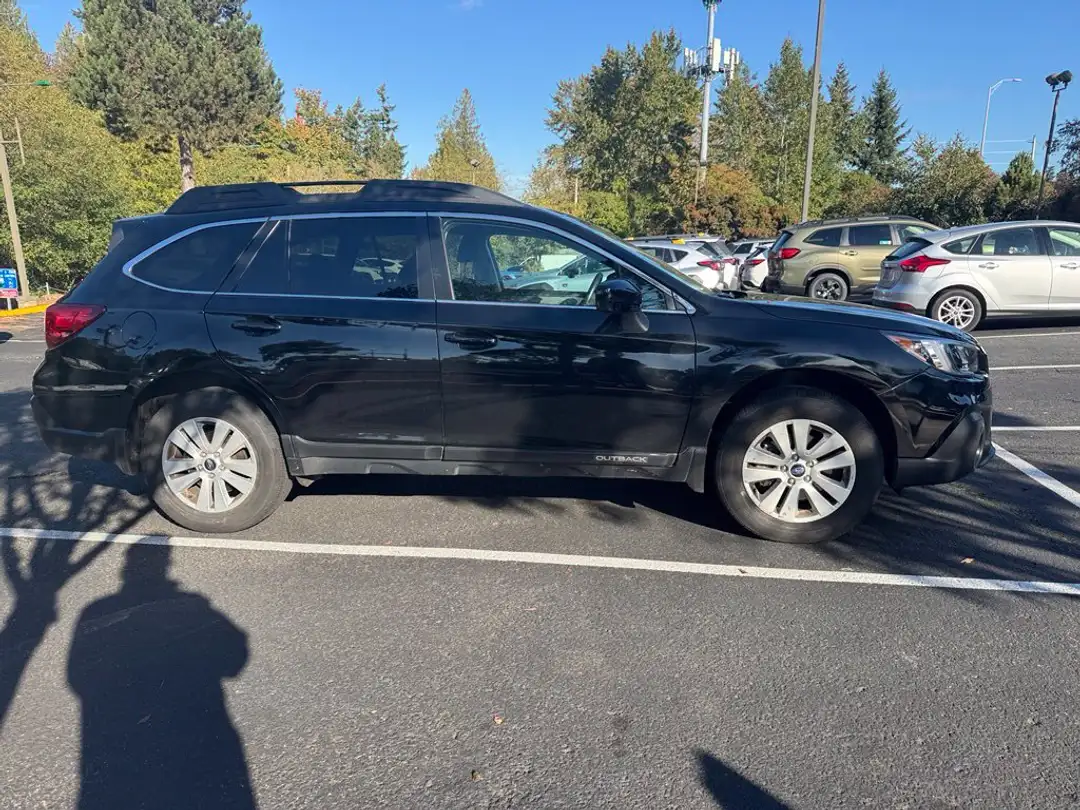2018 Subaru Outback 2.5i Premium - Image 2