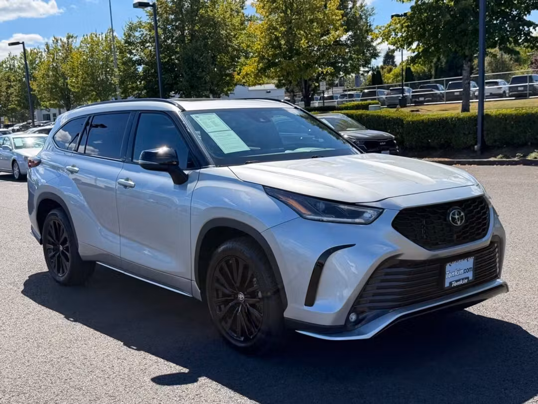 2025 Toyota Highlander XSE - Image 2