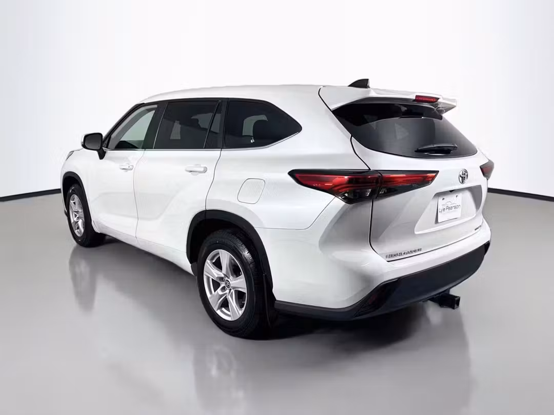 2023 Toyota Highlander LE - Image 3