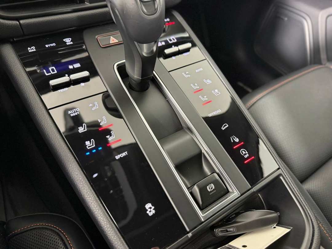 2025 Porsche Macan T - Photo 25