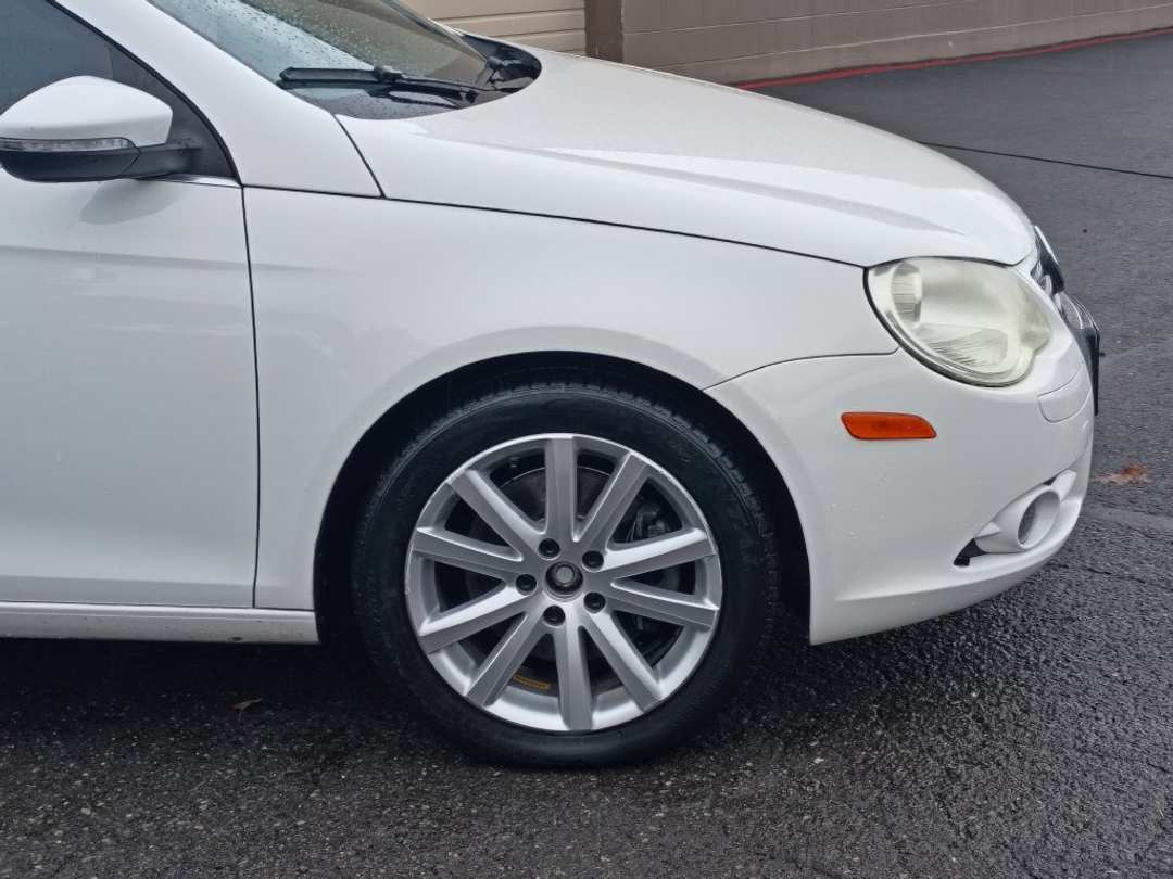 2009 Volkswagen Eos Komfort Edition - Image 2