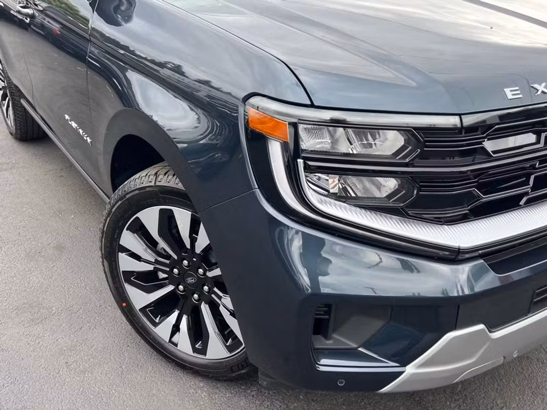 2026 Ford Expedition Platinum - Image 2