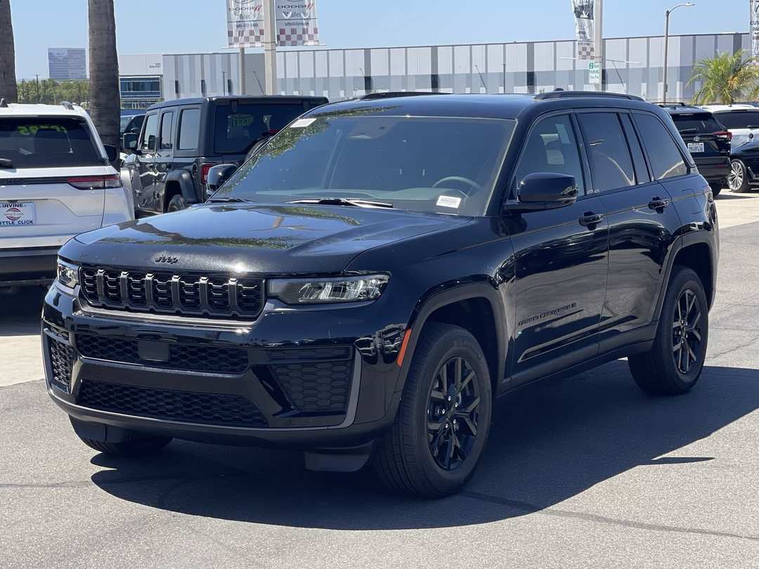 2026 Jeep Grand Cherokee Laredo Altitude - Image 3