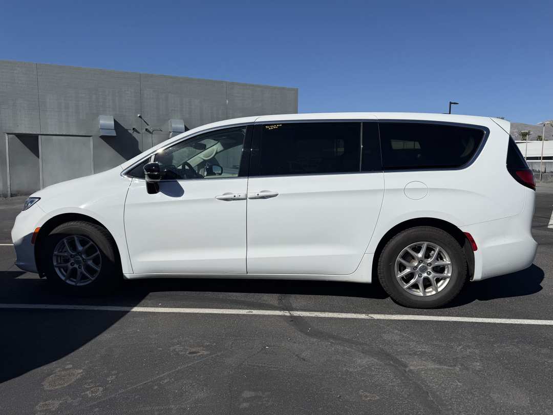 2024 Chrysler Pacifica Touring L - Image 3
