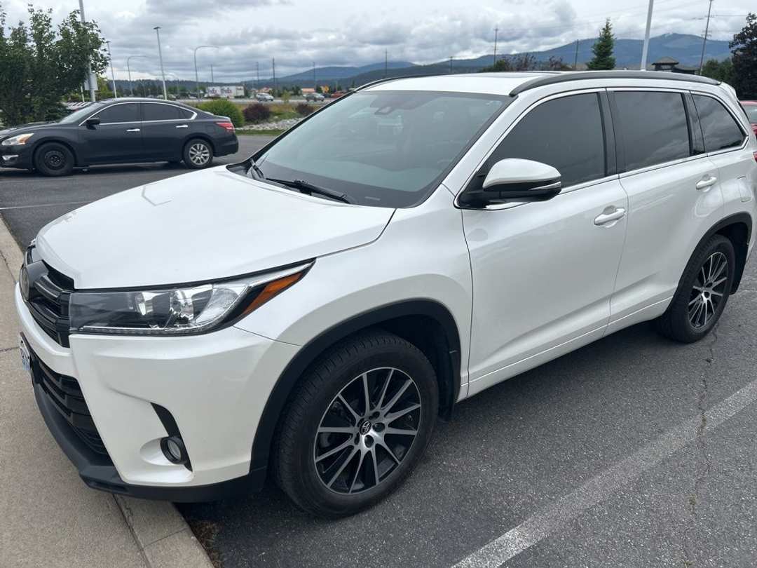2018 Toyota Highlander SE - Image 2