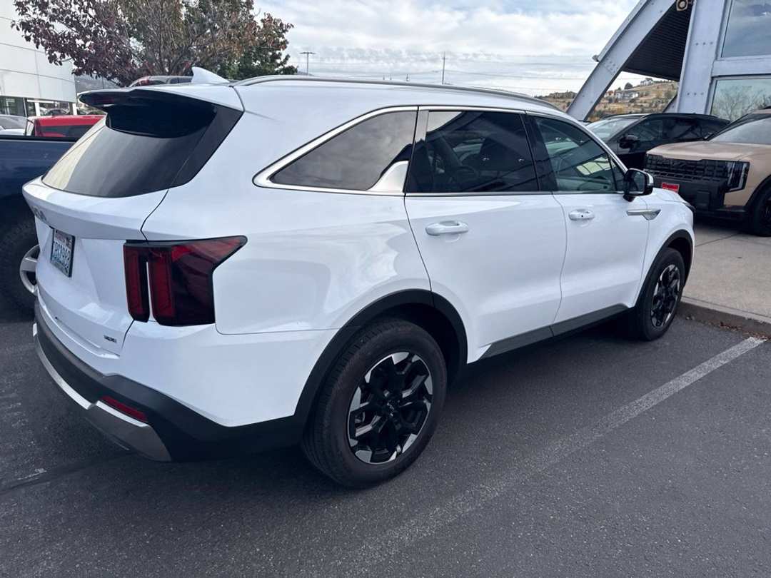 2024 Kia Sorento S - Image 3