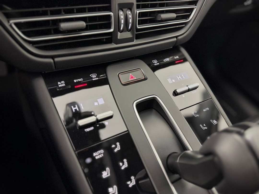 2026 Porsche Macan T - Photo 24