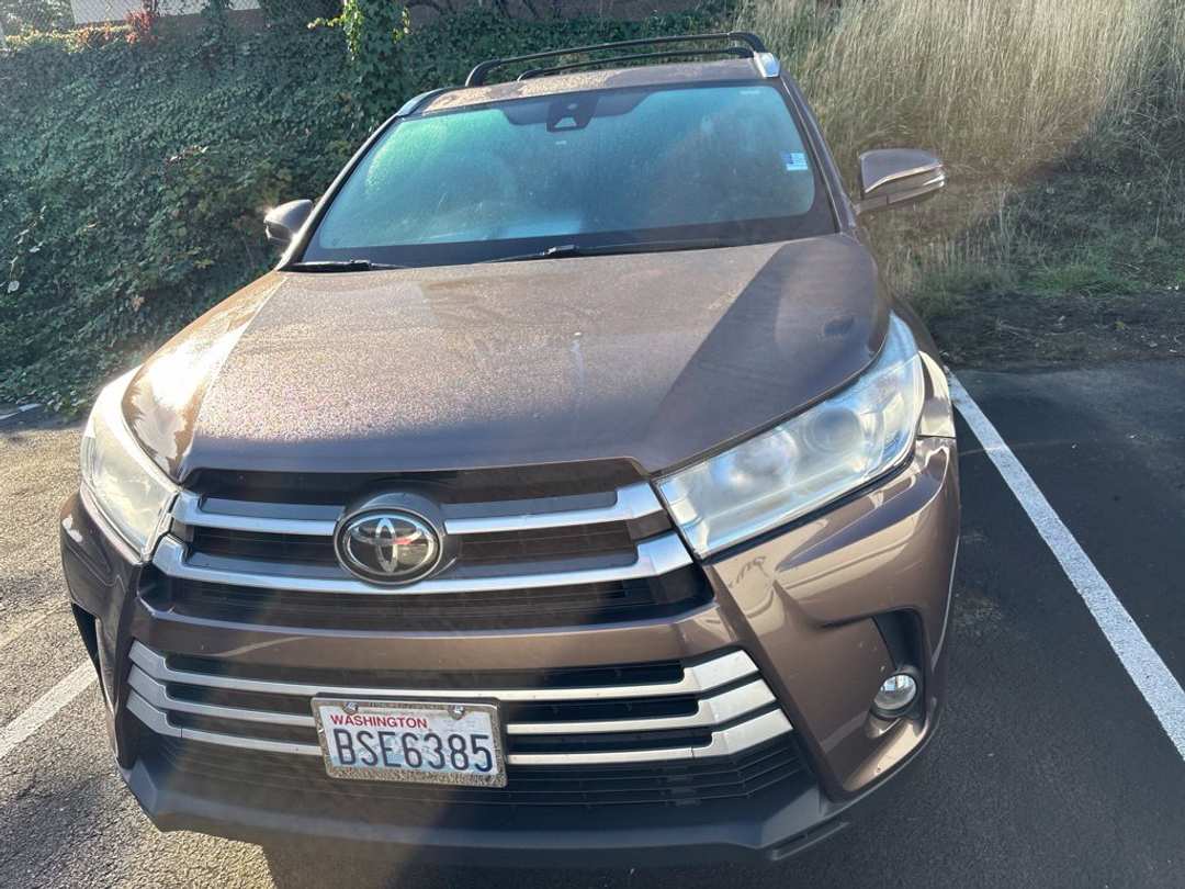 2017 Toyota Highlander XLE - Image 2