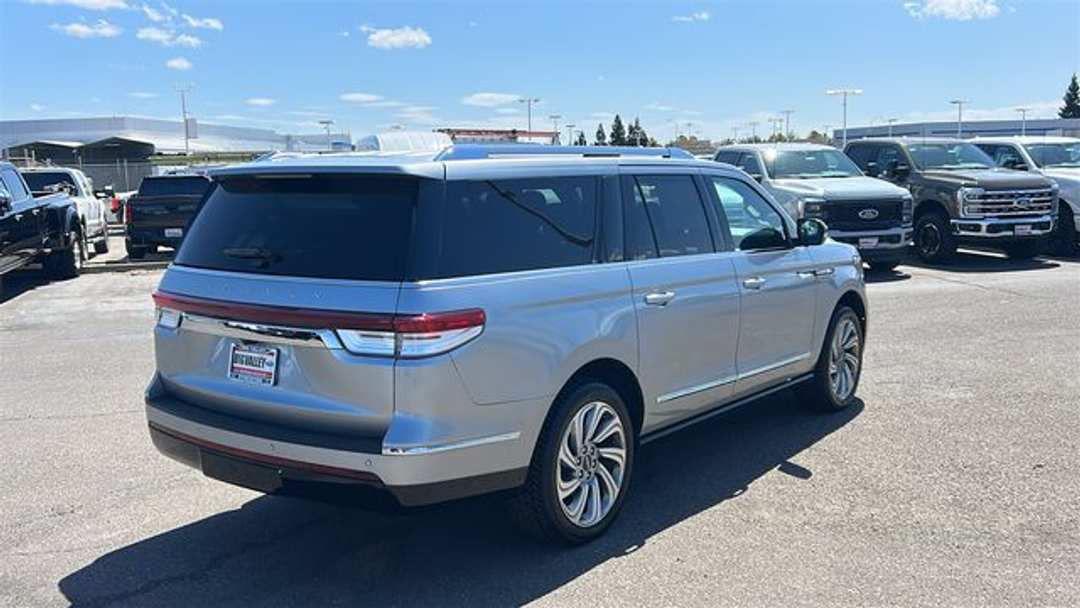2022 Lincoln Navigator L Reserve - Image 3