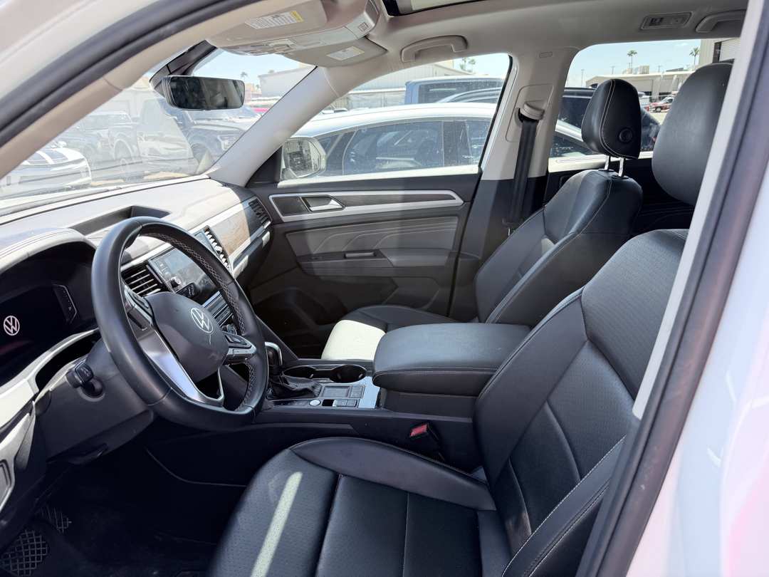 2022 Volkswagen Atlas 3.6L V6 SE w/Technology - Image 2