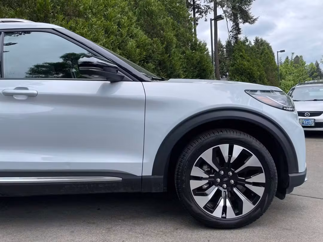 2025 Ford Explorer Platinum - Image 2