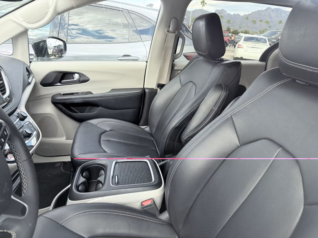 2024 Chrysler Pacifica Hybrid Select - Image 2