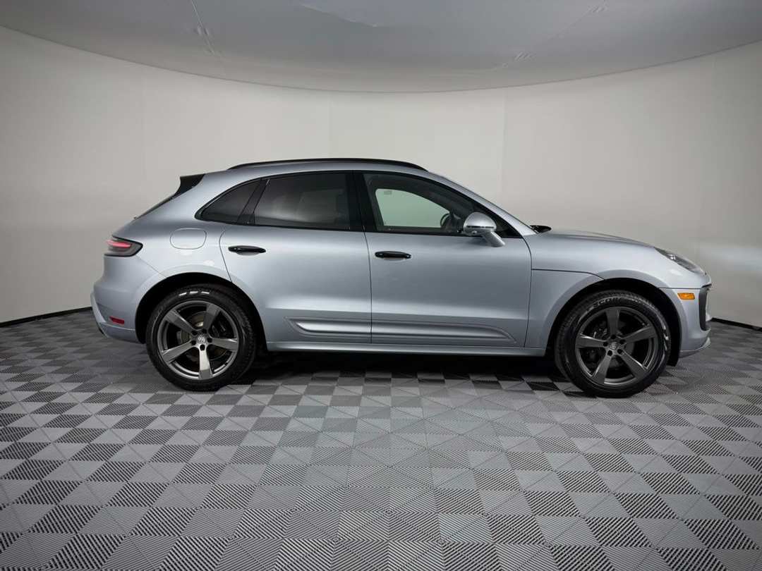 2026 Porsche Macan T - Photo 10