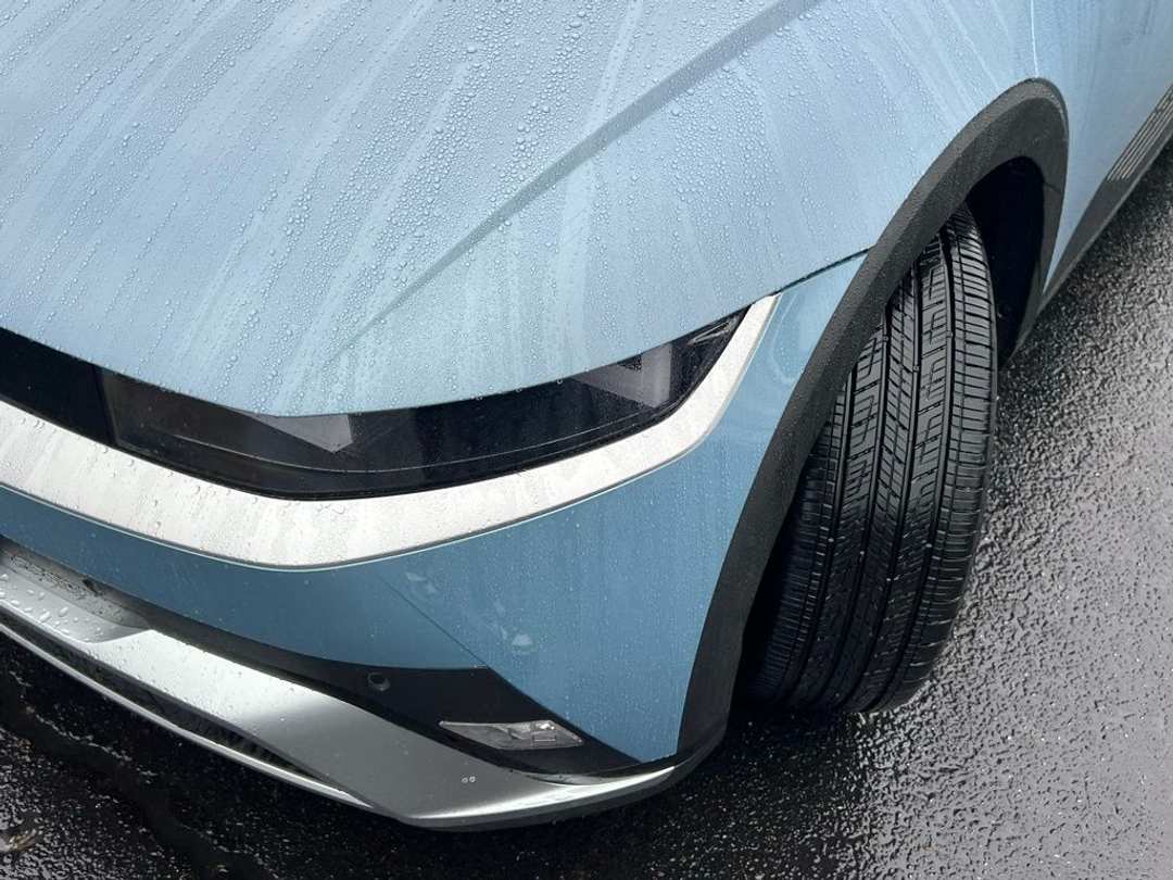 2025 Hyundai Ioniq 5 SE Standard Range - Image 3