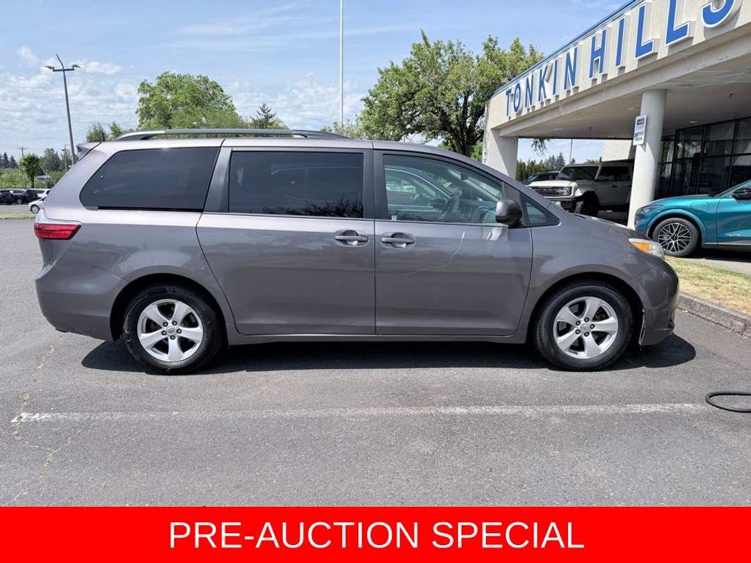2015 Toyota Sienna LE - Image 3