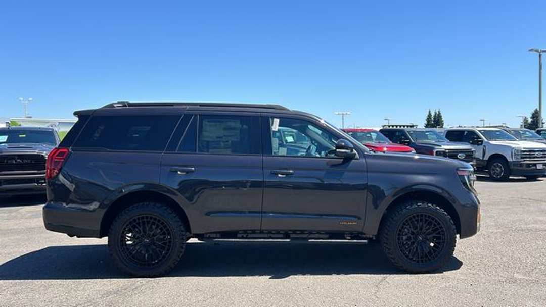 2026 Ford Expedition Tremor - Image 2