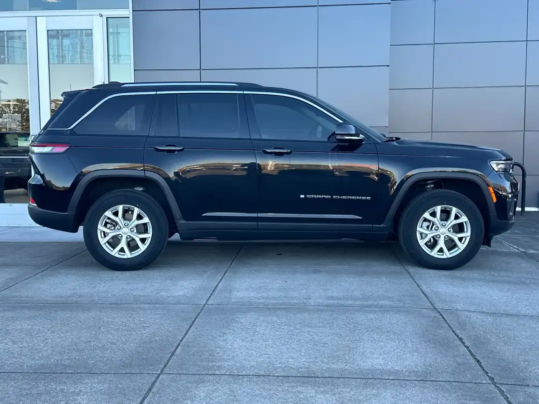 2023 Jeep Grand Cherokee Limited - Image 3