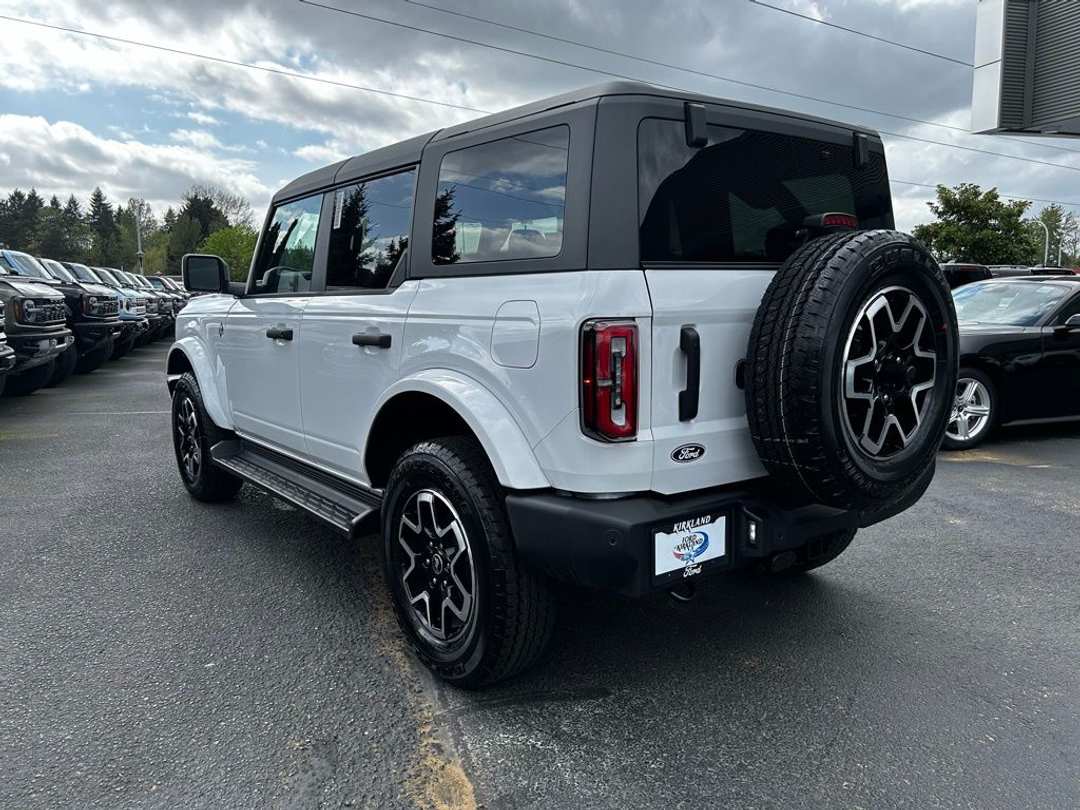 2026 Ford Bronco Outer Banks - Image 3