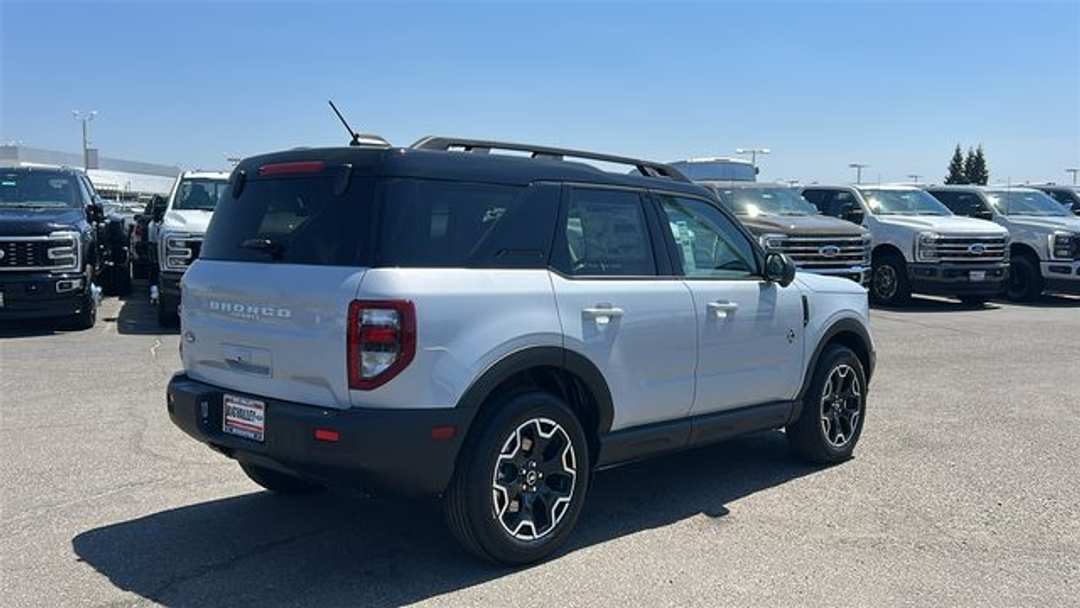 2026 Ford Bronco Sport Outer Banks - Image 3