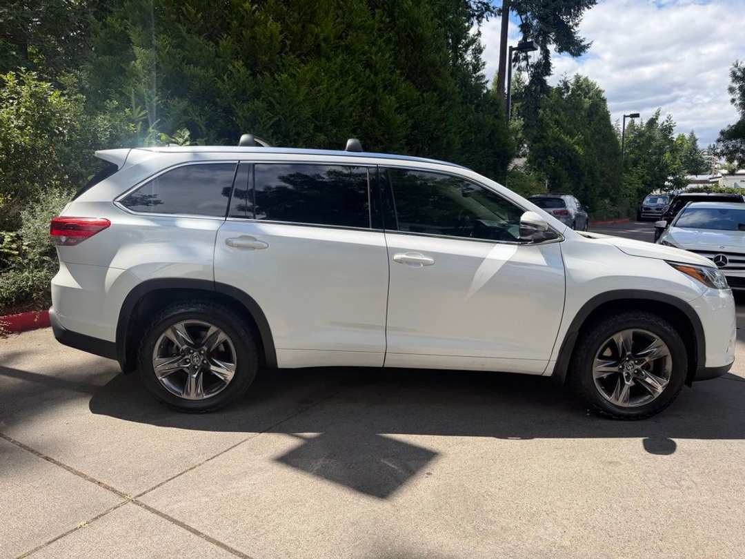 2018 Toyota Highlander Limited Platinum - Image 2