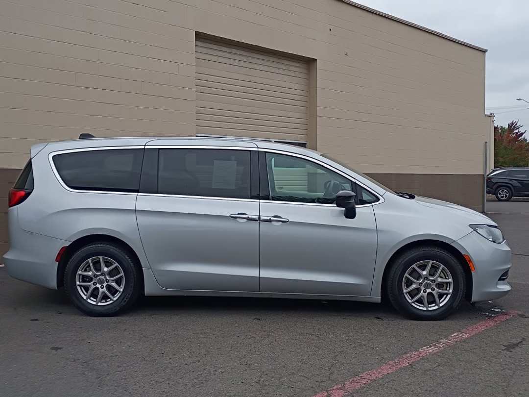 2024 Chrysler Voyager LX - Image 3