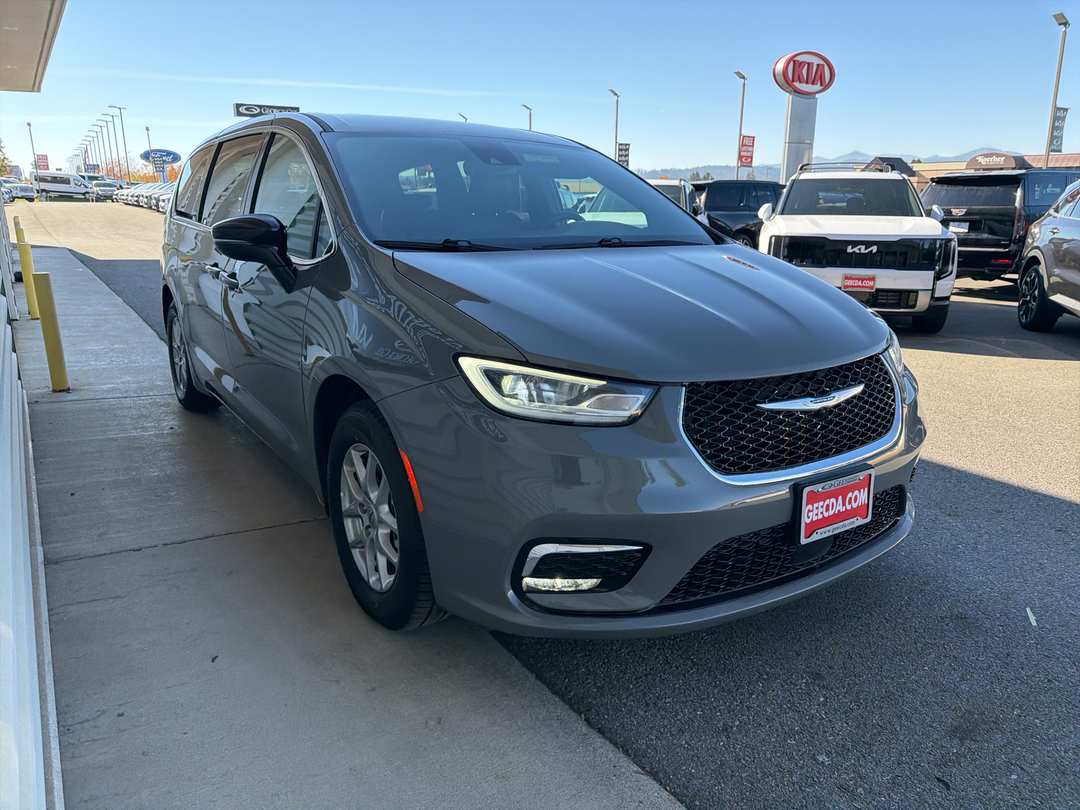 2025 Chrysler Pacifica Select - Image 3