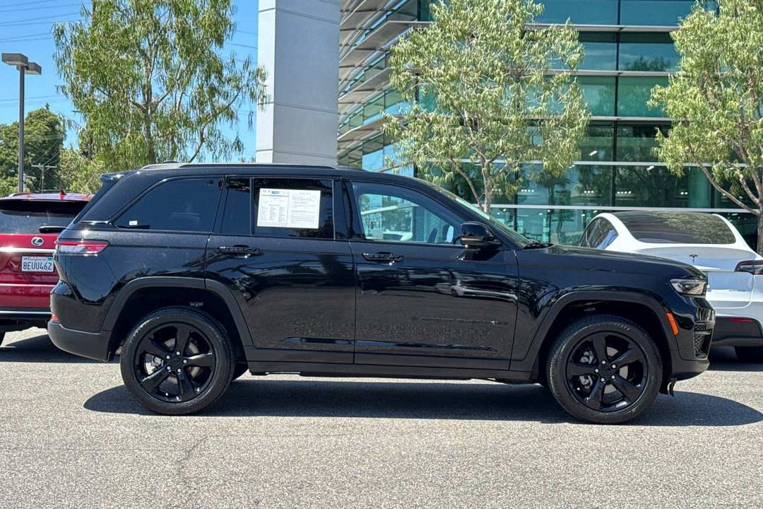 2023 Jeep Grand Cherokee Altitude X - Image 3