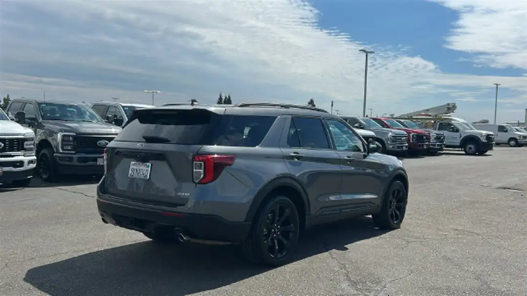 2023 Ford Explorer STLine - Image 3