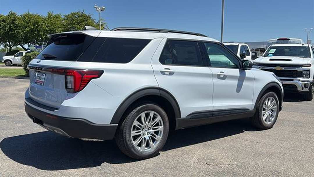 2026 Ford Explorer Active - Image 3