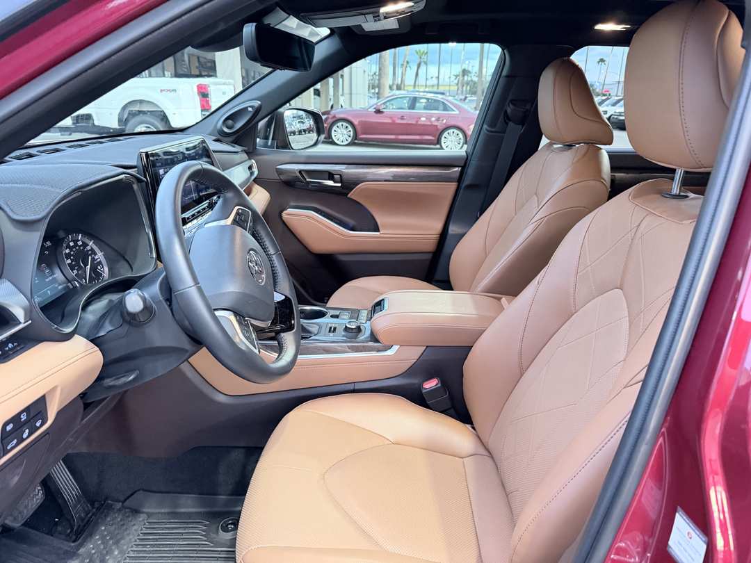 2022 Toyota Highlander Platinum - Image 2