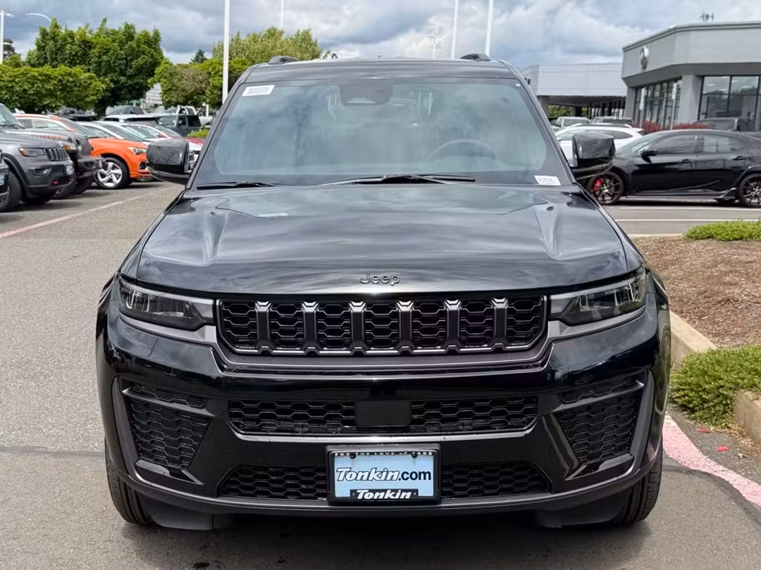 2026 Jeep Grand Cherokee Laredo Altitude - Image 3