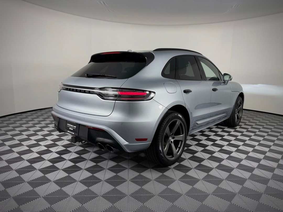 2026 Porsche Macan T - Photo 9