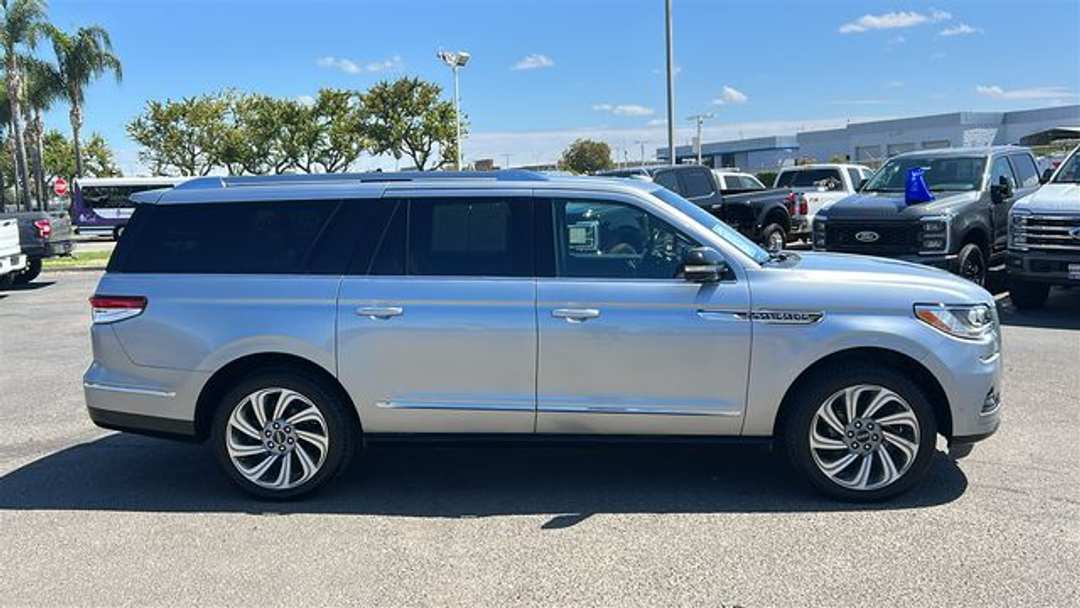 2022 Lincoln Navigator L Reserve - Image 2