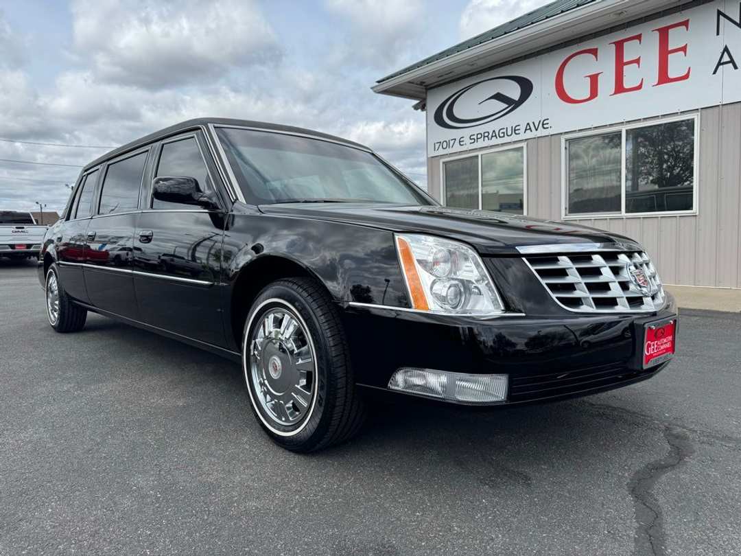 2010 Cadillac Dts Base - Image 2