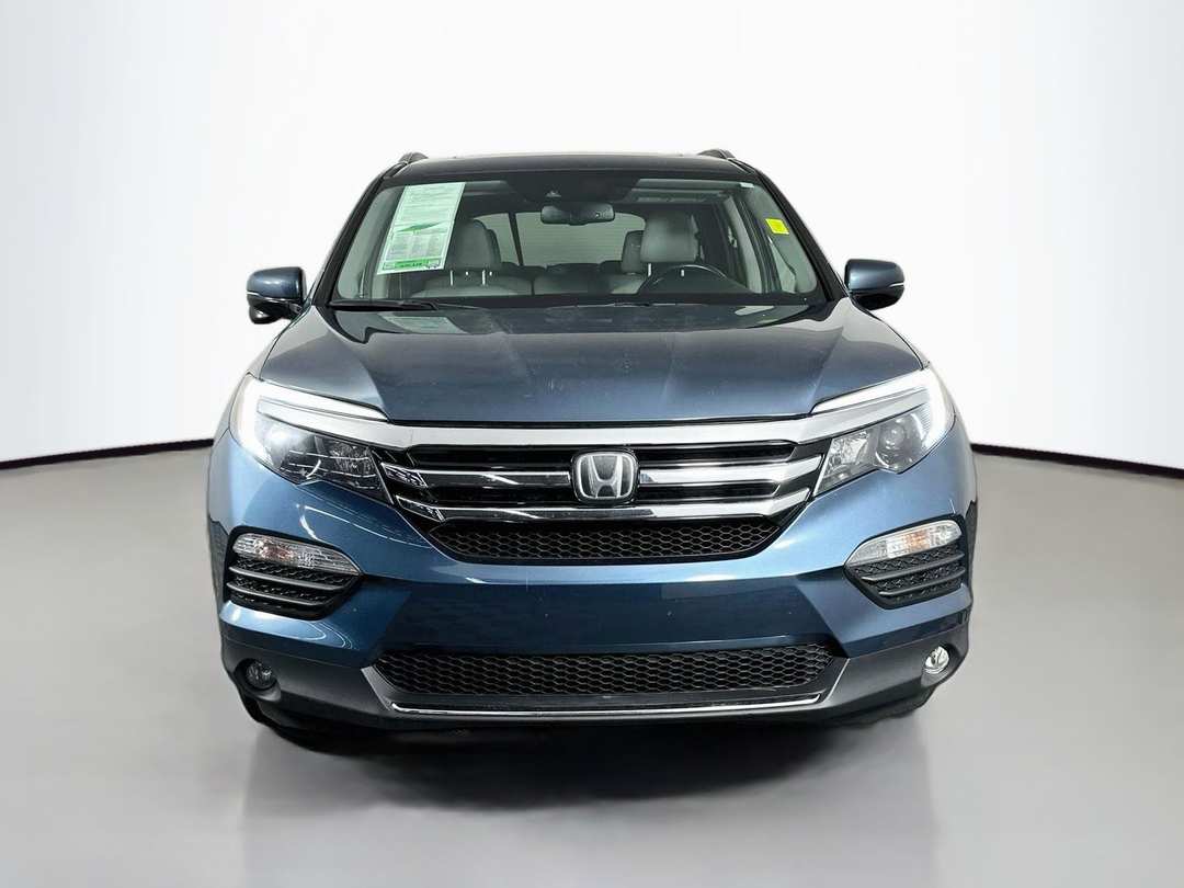 2018 Honda Pilot Touring - Image 2