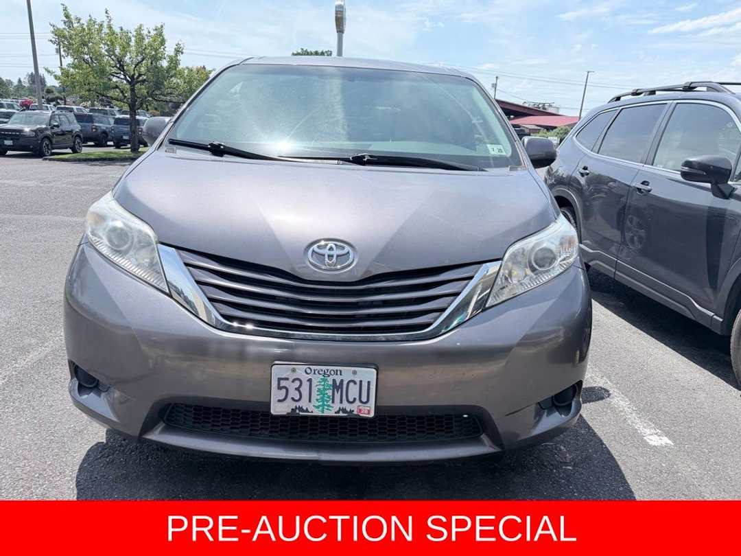 2015 Toyota Sienna LE - Image 2