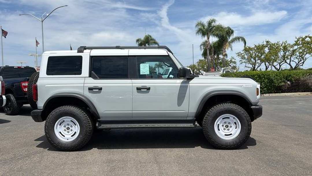 2026 Ford Bronco Heritage Edition - Image 2