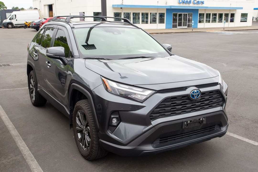 2022 Toyota Rav4 Hybrid XLE Premium - Image 3