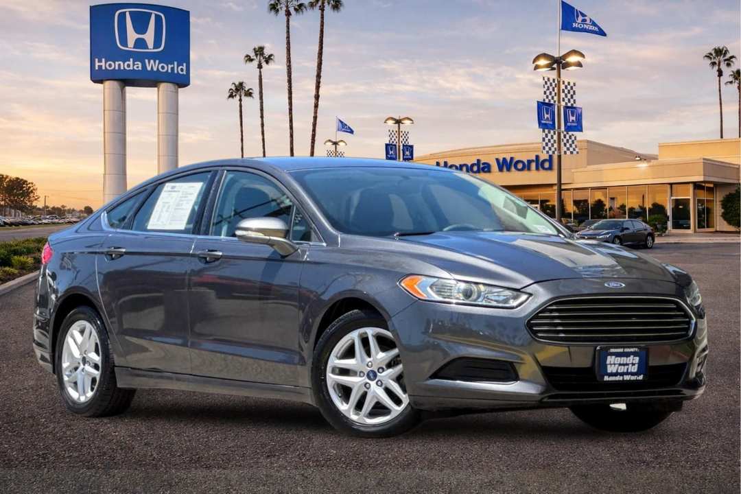 2015 Ford Fusion SE - Image 2
